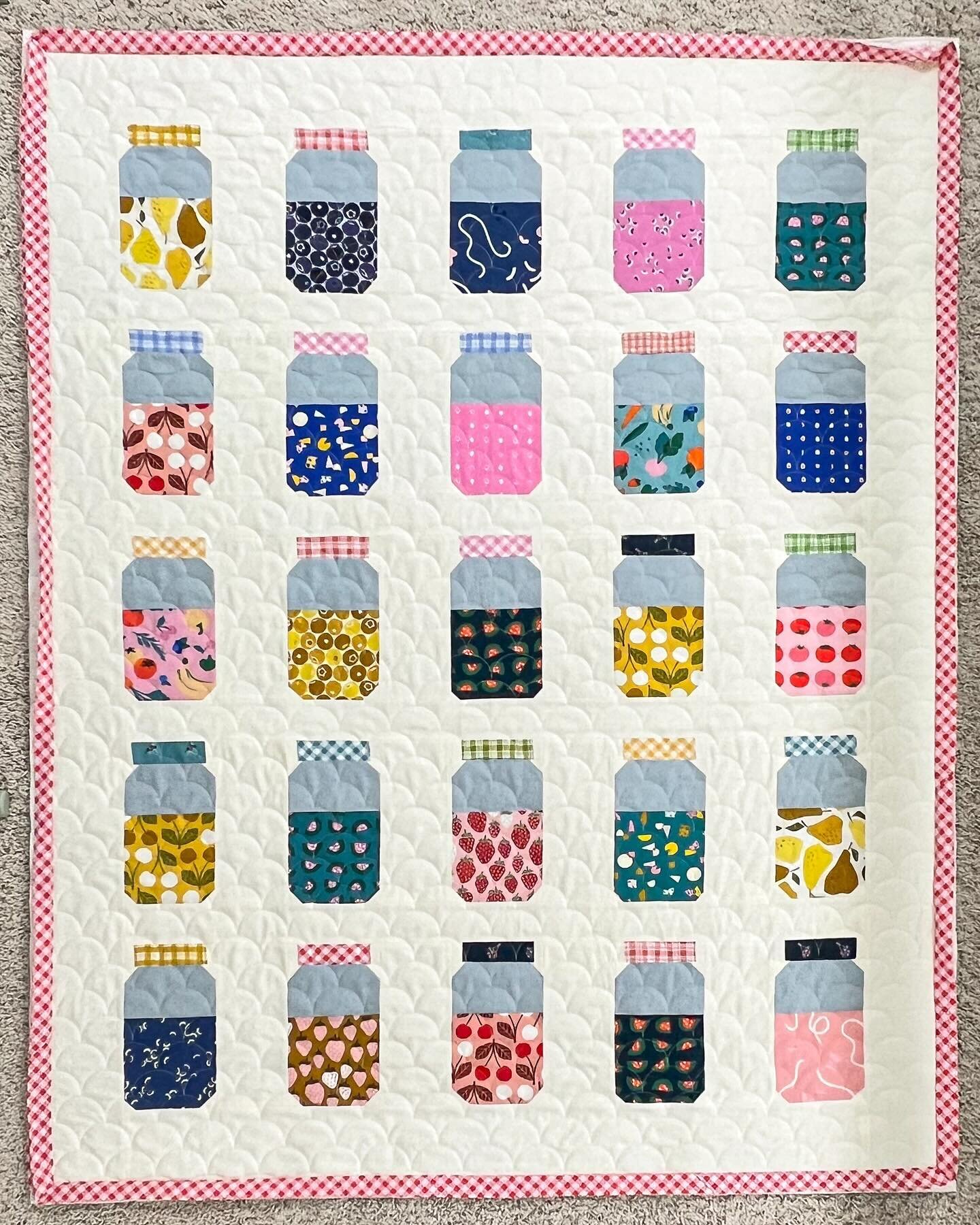 Ann brought me this Mason Jar quilt from #rubystarsociety It&rsquo;s made with their #foodgroupfabric charm packs and the Mason Jar Project sheet.  Projects like this one are great when you just want to sew. Forget overthinking fabric yardage, color 