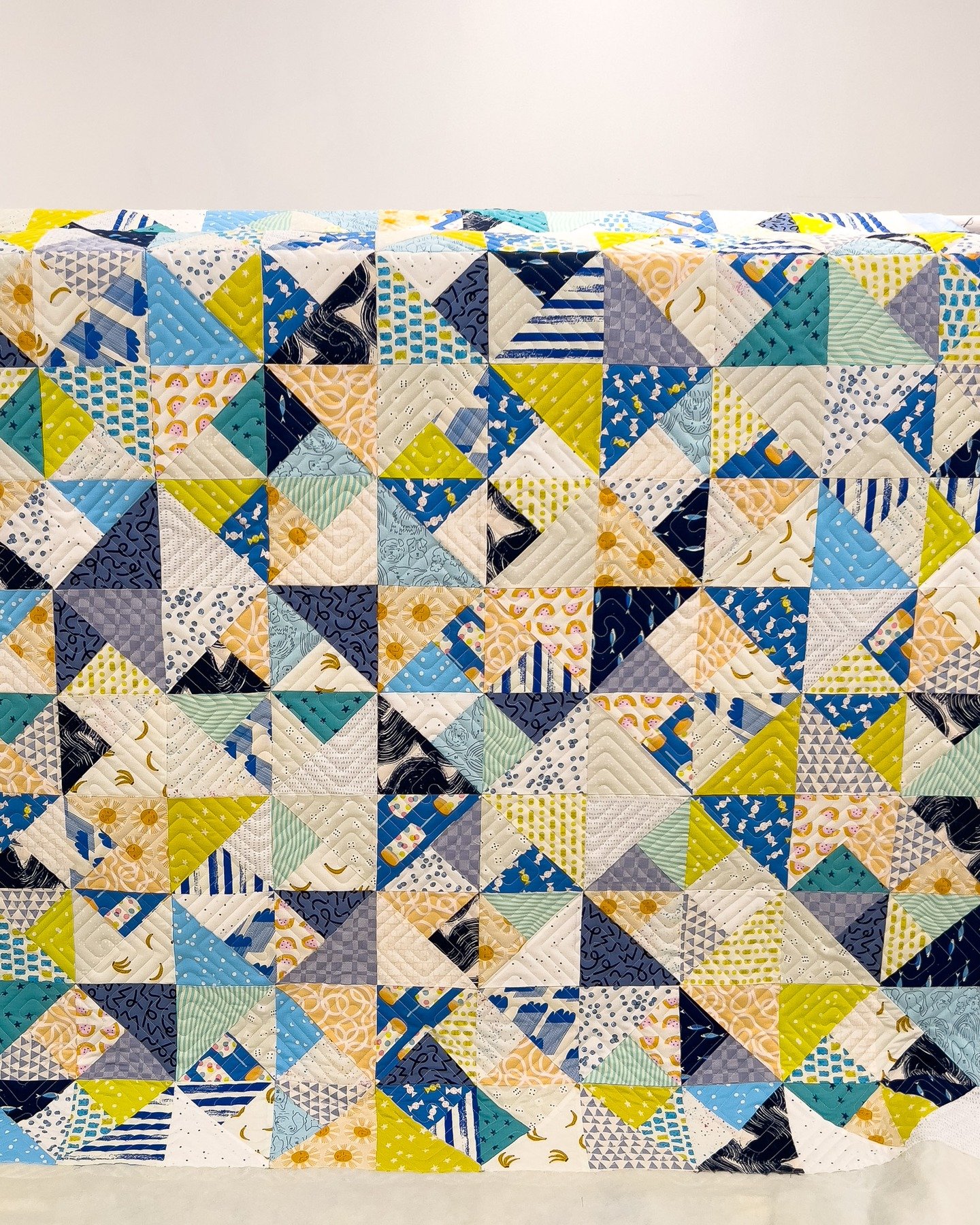 This sunny, whimsical lap quilt is perfect for a one year old little guy. 

Maker: Tanya 
Quilt Pattern: #thecleoquilt by @kitchentablequilting 
Pantograph: #modernmeander by&nbsp;Beany Girl Quilts @urban.elementz 
Quilting Services: @tekstilcrave

#