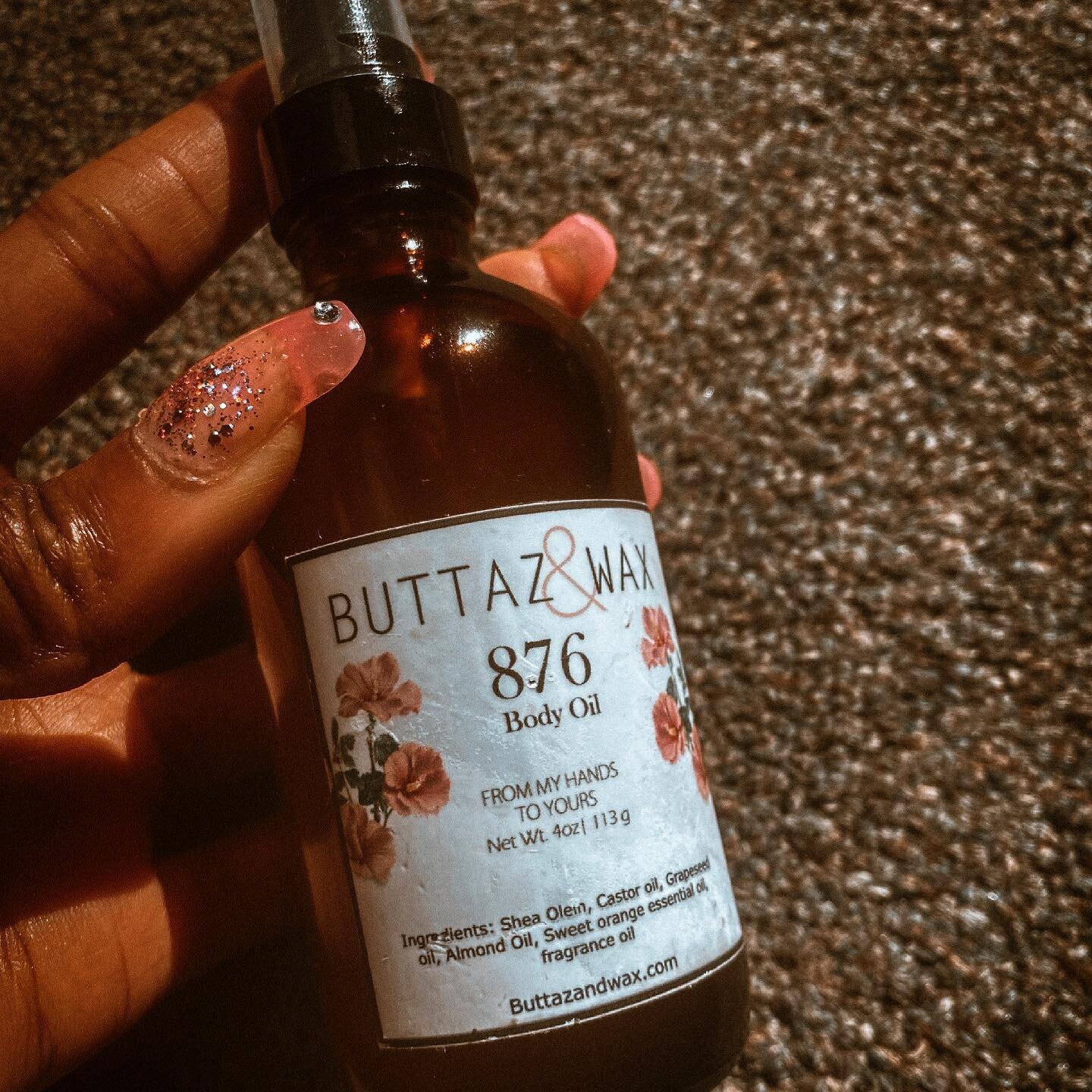 It&rsquo;s almost summer which means more adventures in the sun. Pop our Body Oil in your bag and take it with you where ever you go to keep your skin heathy and glowing.

.
.
.
.

#ahomeforselfcare #frommyhandstoyours #buttazandwax #ashbegone #antia