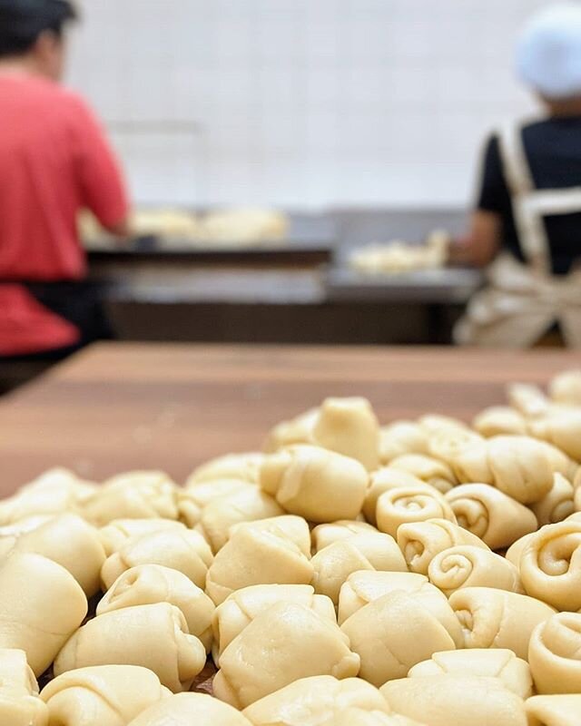 Despite being busy with CNY cookies, we're still making meat floss lotus paste biscuits everyday.
👩&zwj;🍳💪💪💪👩&zwj;🍳
尽管忙于新年饼，但我们每天仍在制作肉丝莲蓉饼。
.
#nonstopbaking #bakewithlove