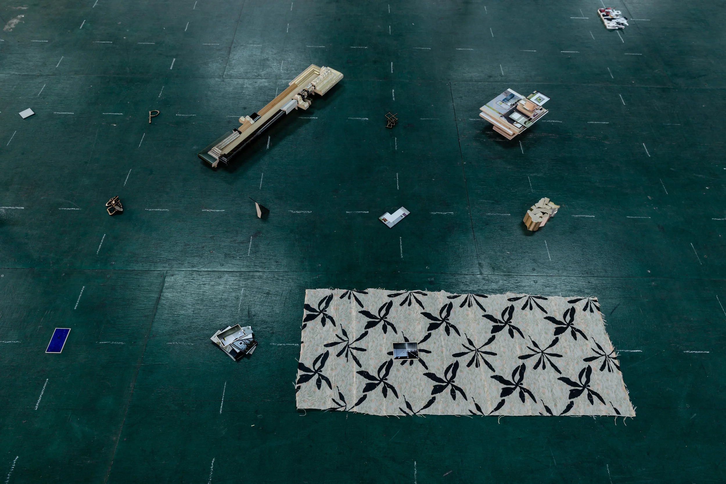 Installation shot from ONLY CONNECT OSAKA (4/F) showing the works of Kiyohito Mikami and Tamaki Ono