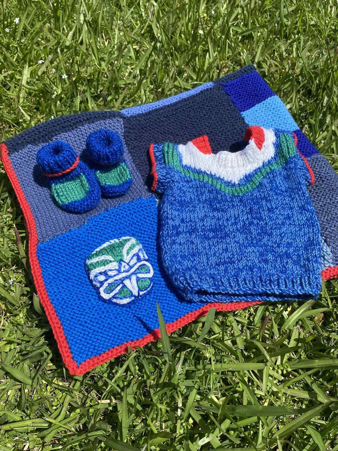 How good are these creations by our resident knitting expert @nataliezoestudio ❤️💚💙 These will be donated to @middlemorefoundation as part of our warriors booties project! #uptheknittahs #upthewahssss❤️💚💙