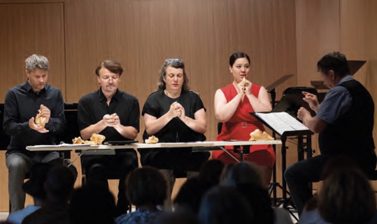 IRENE SUCHY UND REIHE ZYKAN+