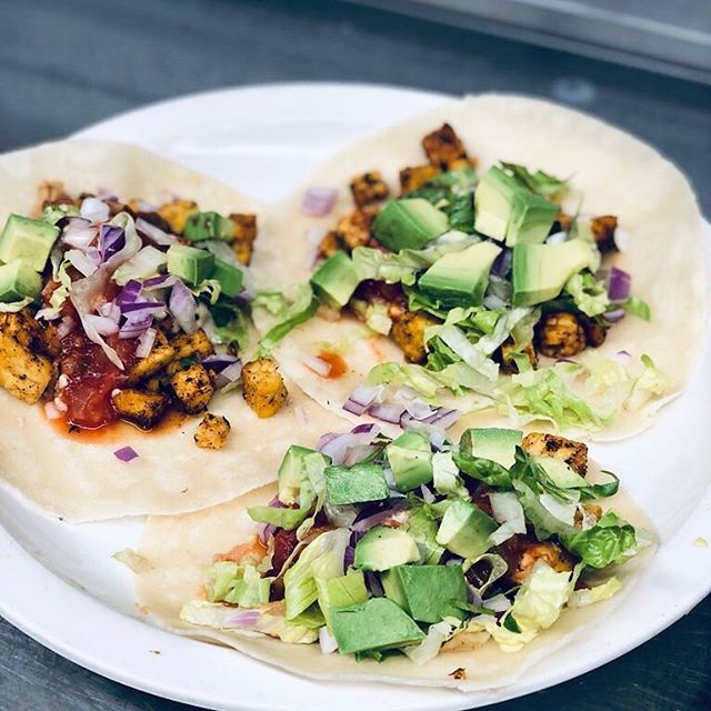 Grain free + vegan buffalo tempeh tacos for the win!
⠀⠀
One of my favorite indulgences is a #buffalo chicken cheesesteak👅. But because #1 I don&rsquo;t really eat meat &amp; #2 it&rsquo;s virtually impossible to find organic chicken at restaurants, 