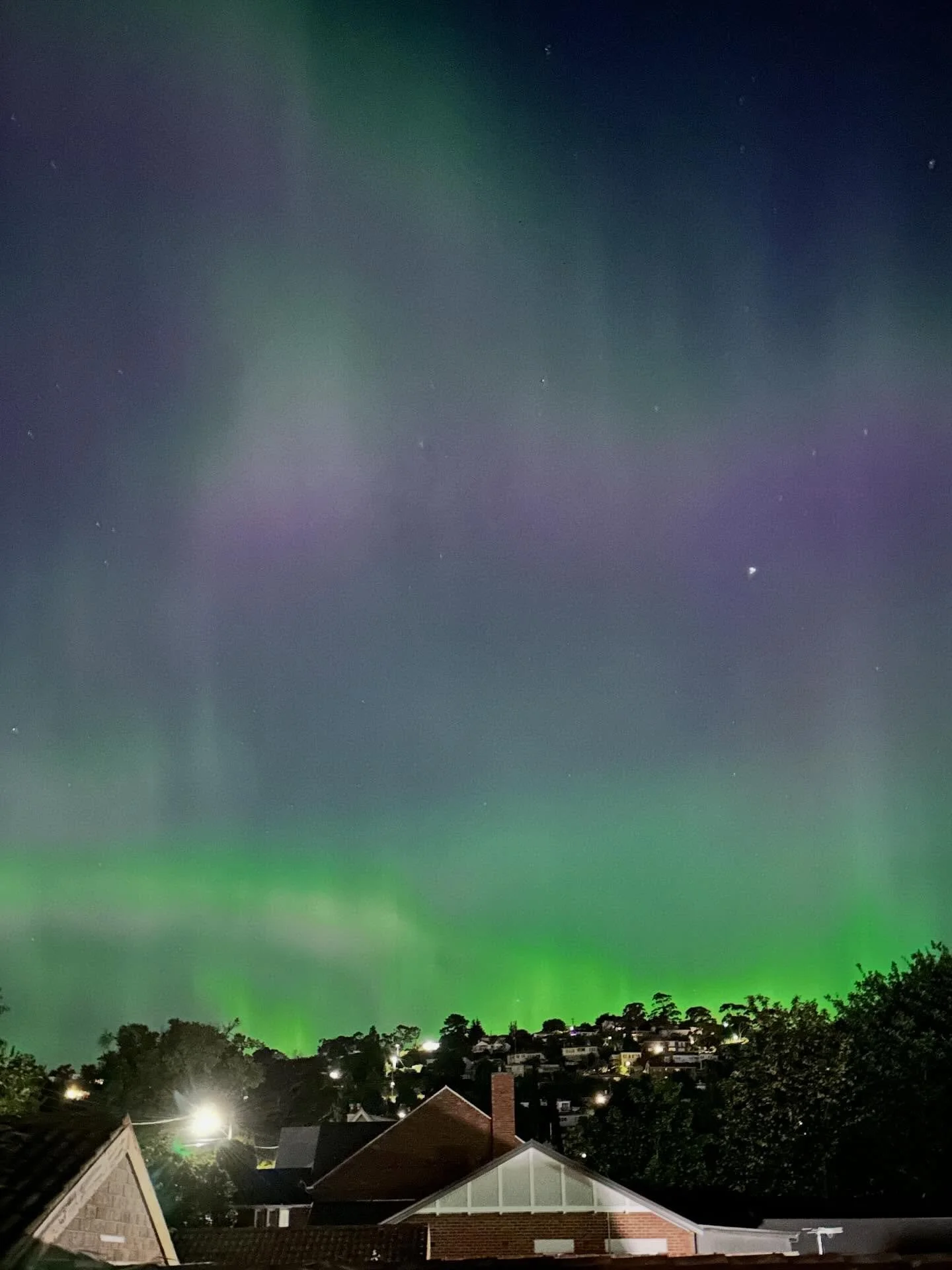Took a moment off the &lsquo;gram, but the Technicolor sky from my kitchen window the other night was worth jumping back on here. After one year FINALLY spotted the Aurora Australis 🌌💚✨

Thanks to @discovermargaretriver for the heads up&hellip;I wo
