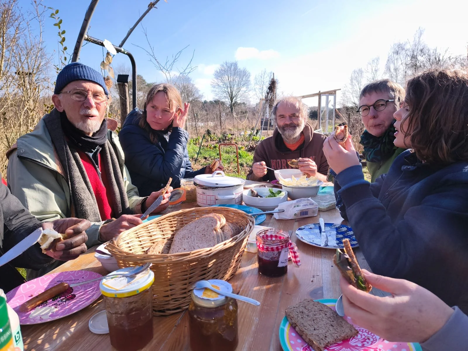 Tomaatjes eten op het zonneterras