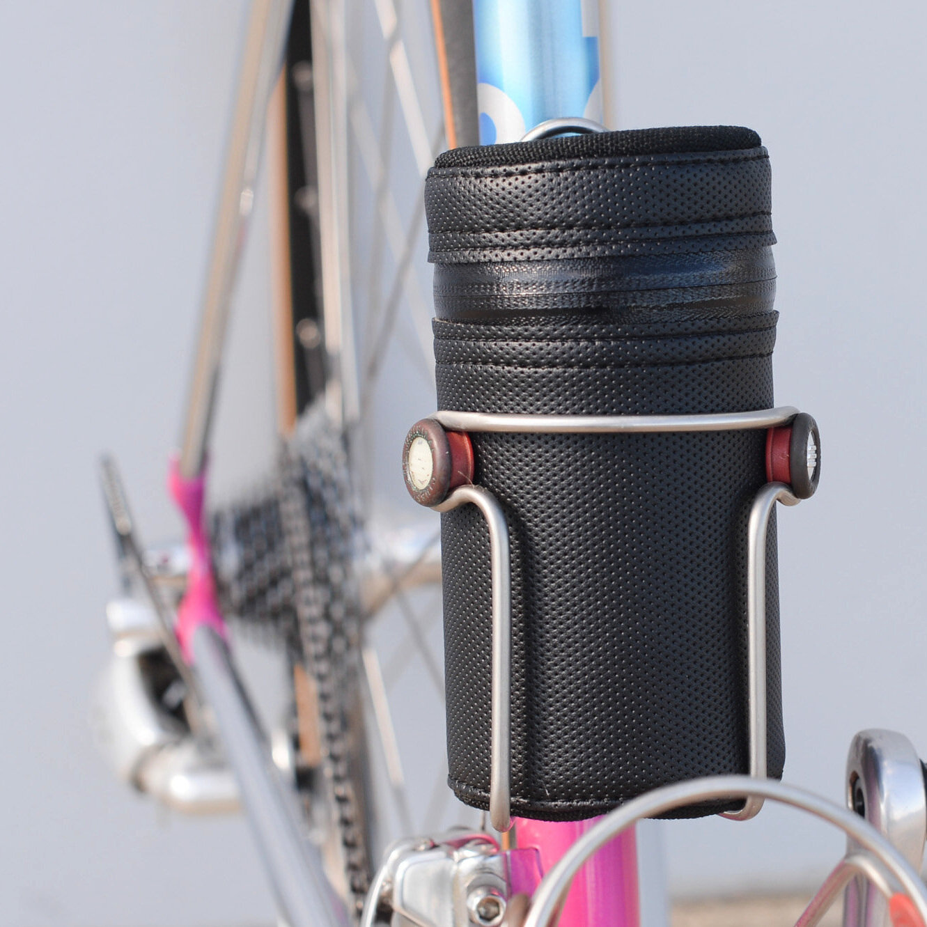 Bidon Stuff Bag mounted in bottle cage on steel frame bicycle