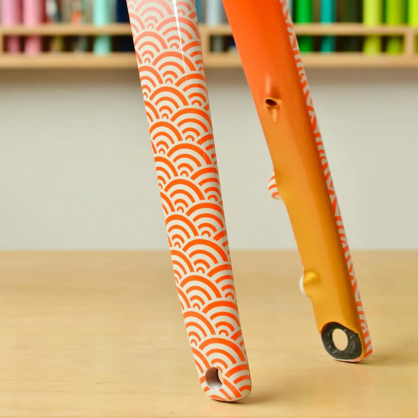 Another of our wave inspired projects. This S-WORKS in cream and orange with gold trim. The orange to gold faded graphics add a nice permanent highlight and there&rsquo;s no shortage of wave motifs giving this project a colour fade feel.