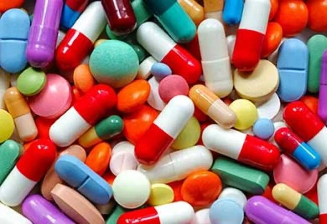 Hidroxicloroquina como possível tratamento para o COVID-19. cuidados e consequências negativas. 