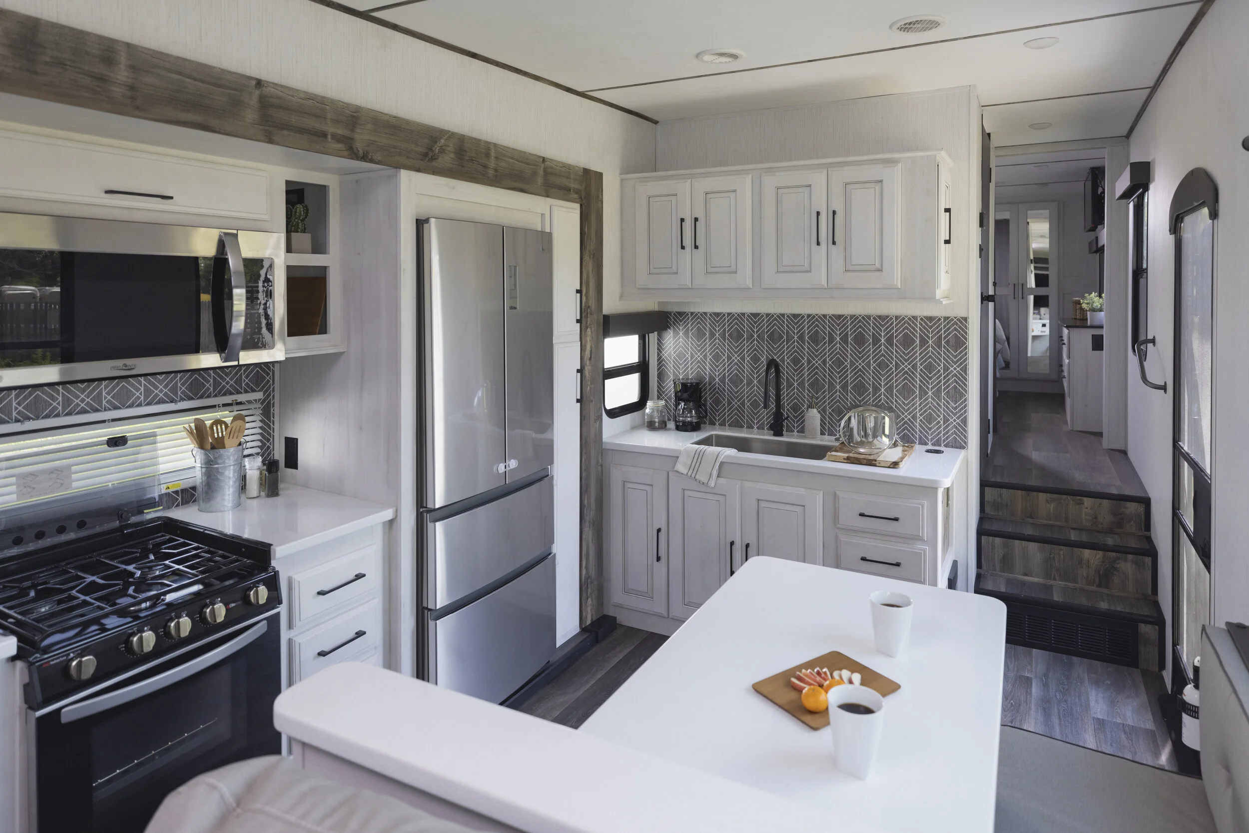 _X5A2764_Interiors_Dining Room-Kitchen Overall_Heartland 5th Wheel.JPG