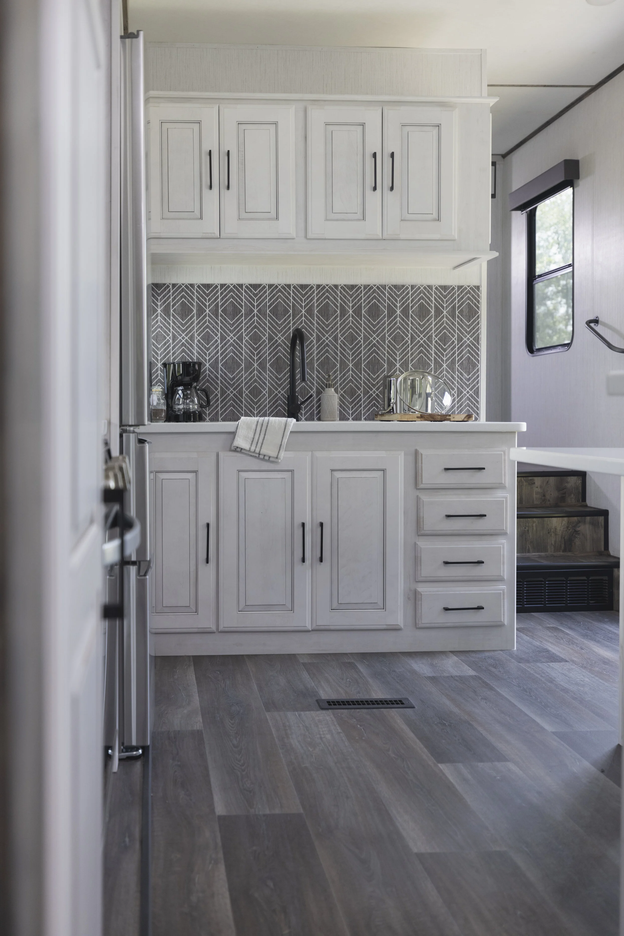 _X5A2755_Interiors_Dining Room-Kitchen Overall_Heartland 5th Wheel.JPG