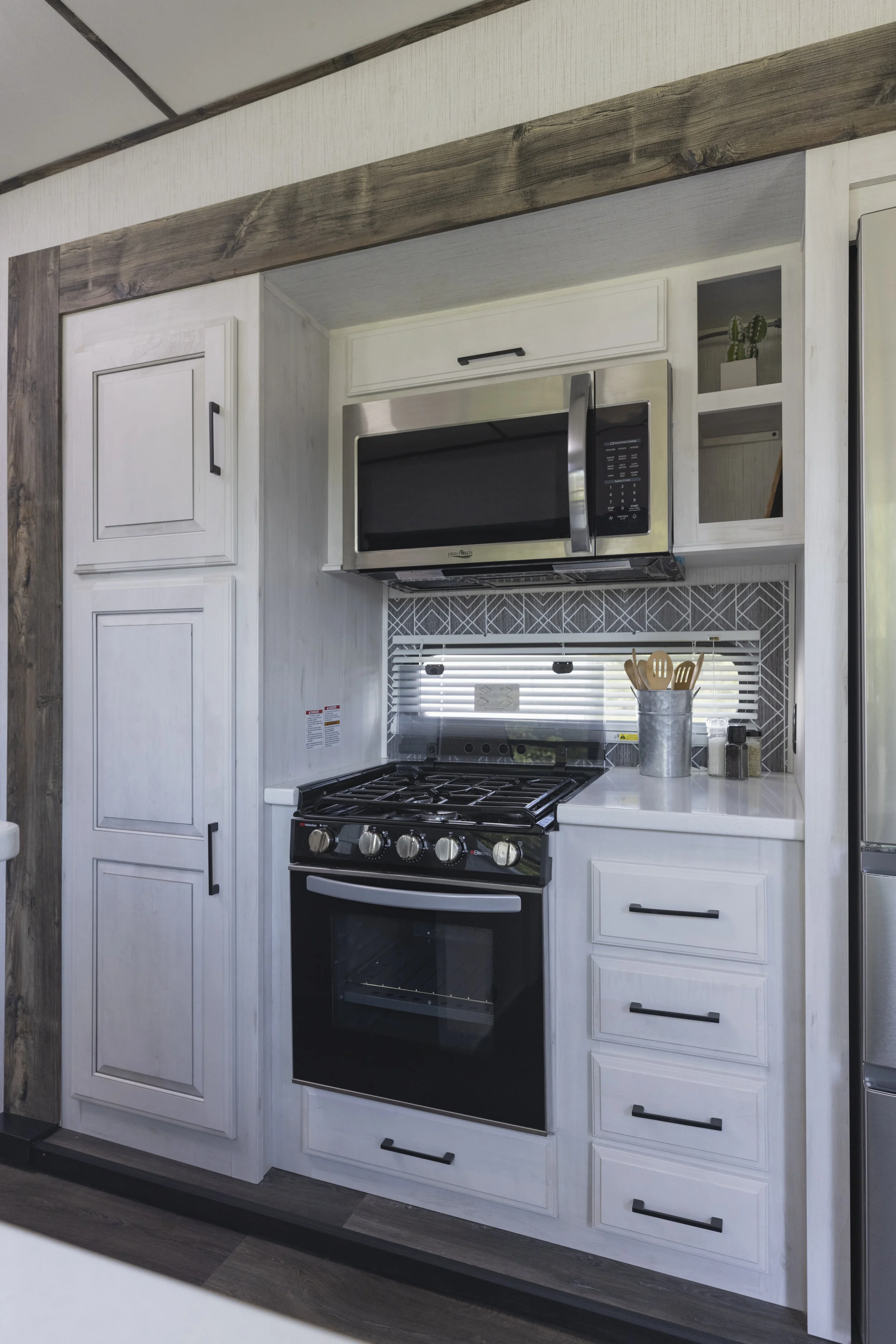 _X5A2805_Interiors_Dining Room-Kitchen Features_Heartland 5th Wheel.JPG