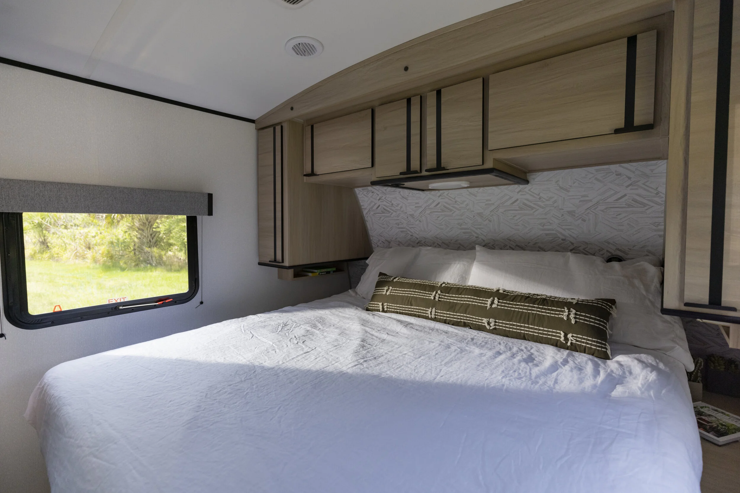 _X5A4547_Interior_Bedroom Overall_Radiance Trailer.JPG