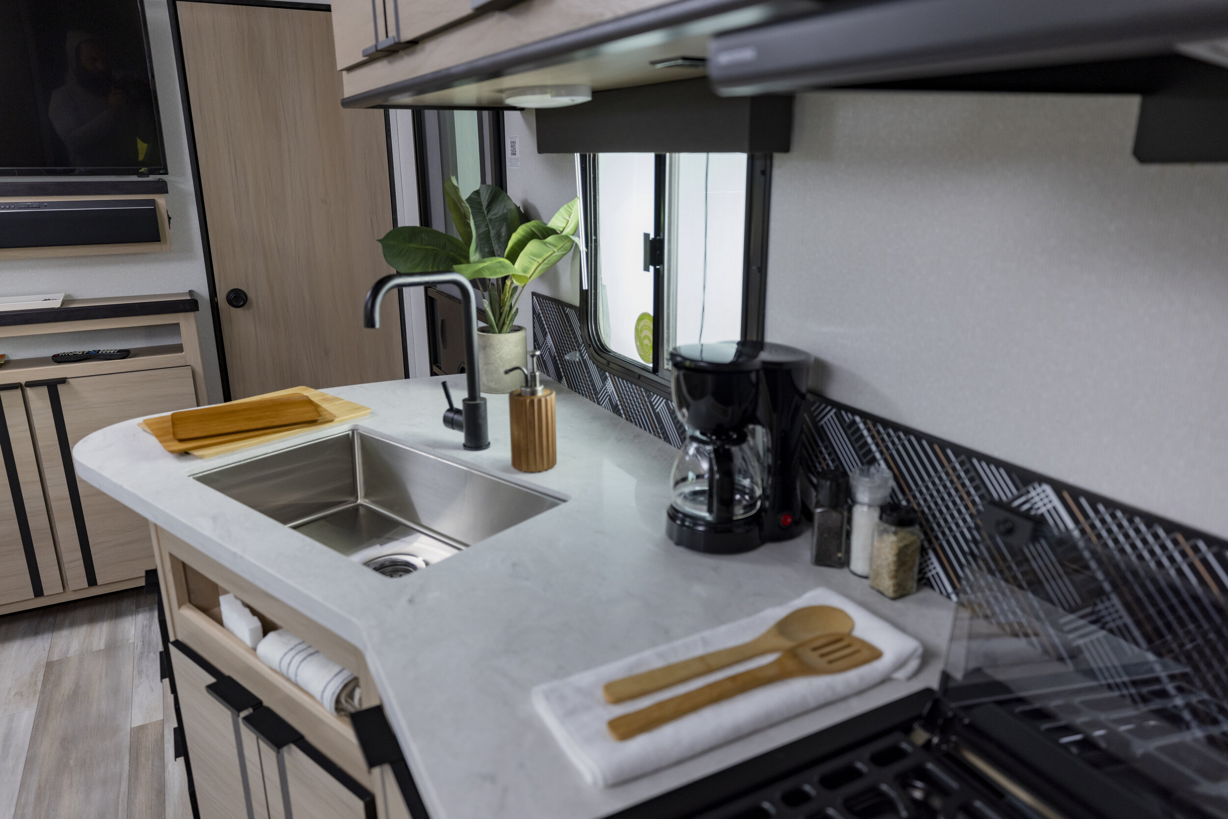 _X5A4592_Interior_Dining Room-Kitchen Features_Radiance Trailer.JPG