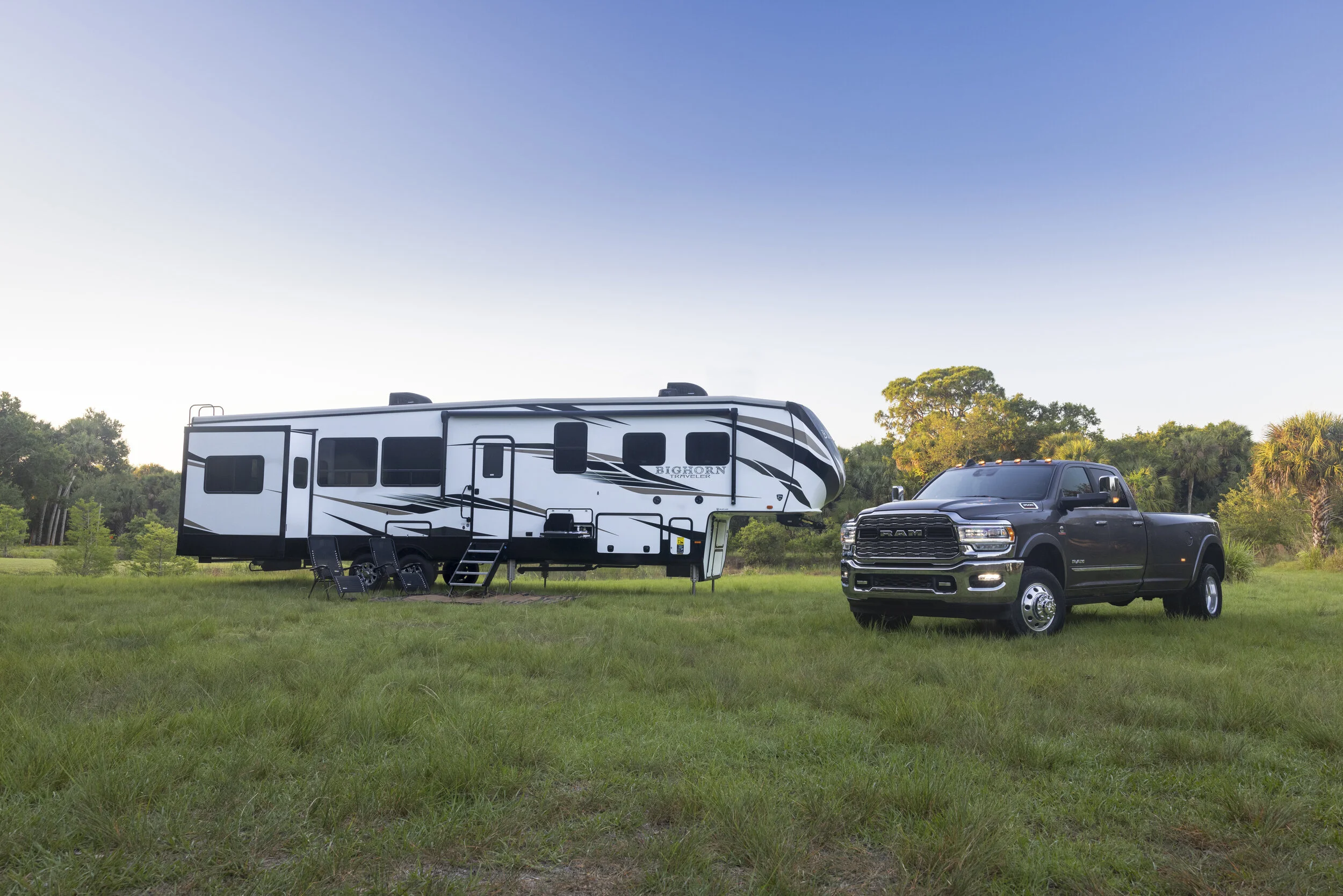 _X5A2371_Front 34_Heartland 5th Wheel-Edit.JPG