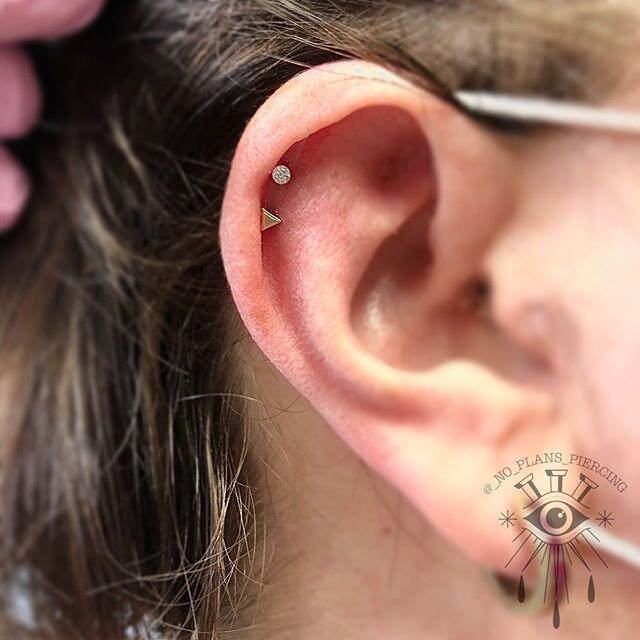 I recently had the pleasure of doing these helix piercings with a triangle and 2.5mm CZ both in 14k yellow gold 💛 .
.
.
.
.
.
.
.
#pierced #earpiercing #helix #yellowgold #14kgold #leroifinebodyjewelry #quality #bodyjewelry #safe #treatyoself #kcmo 