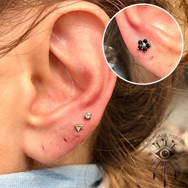 Here&rsquo;s some fresh earlobe piercings for your viewing pleasure! All 3 with jewelry done by me. First is a 2.5mm CZ right under that is a solid 14k yellow gold triangle and on the other ear we did a Onyx flower! Had a lot of fun with this 💗 .
.
