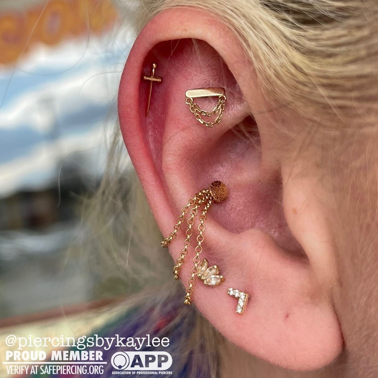 Had a lovely time styling and Piercing this ear! Fresh helix, piercing done with Excalibur Sword✨ then we also added a lovely Daria end in their flat piercing and that went so well with the triple Rolo chain and 4mm hammered disk end. That also worke