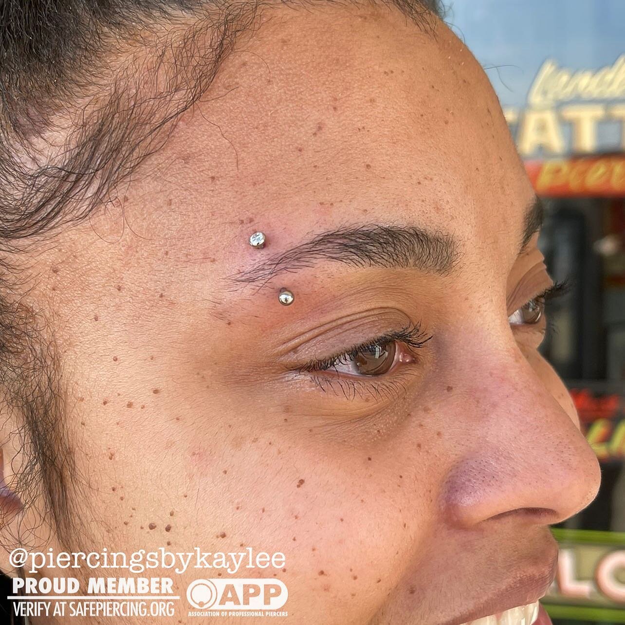 Cute eyebrow piercing from the other day featuring a 3mm low profile CZ ✨
.
.
.
#eyebrowpiercing #eyebrows #eyebrow #piercing #pierced #safepiercing #appmember #piercerbabes #industrialstrengthjewelry #isbodyjewelry #kcmo #kansascitymissouri #kansasc