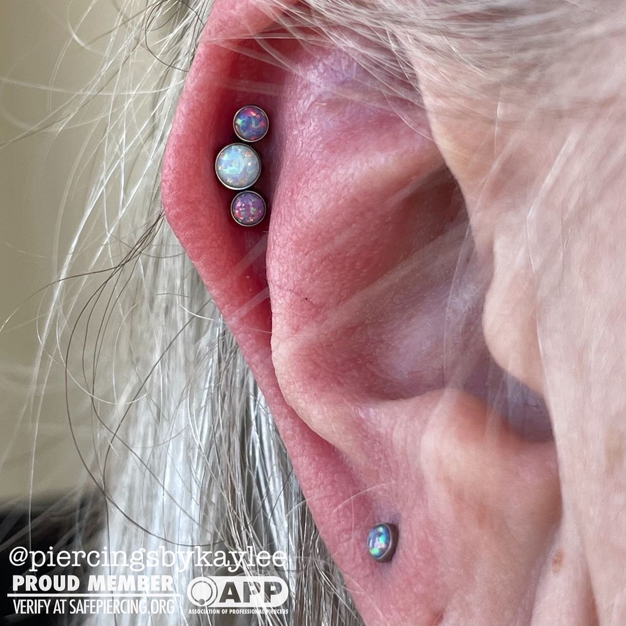 Fresh helix and third lobe piercing featuring a three gem cluster with lavender and white opal. For the third lobe piercing it was done with a matching lavender opal ✨ 
.
.
.
.
#piercing #piercings #pierced #helixpiercing #earlobepiercing #safepierci