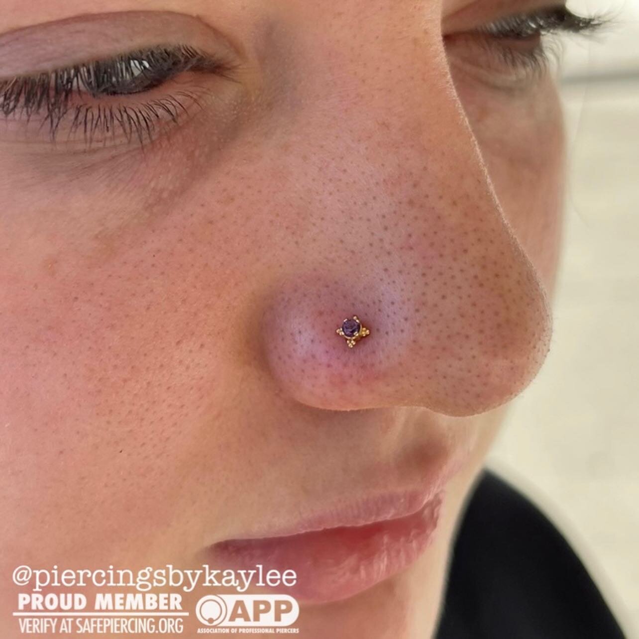 Nostril piercing featuring a gorgeous Zia end with genuine amethyst in 18k yellow gold✨
.
.
.
.
#nostrilpiercing #nosepiercing #gem #gemstones #amethyst #safepiercing #appmember #piercerbabes #gold #finejewelry #goldjewelry #kcmo #kc #kansascity #202