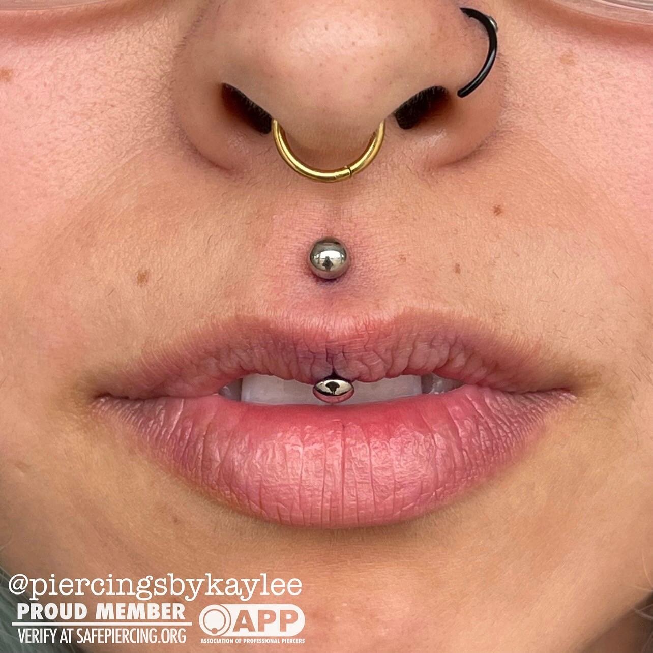 ✨Fresh vertical Philtrum✨ they came in with a scar from a traditional philtrum Piercing, and wanted to utilize that when piercing this vertical Philtrum , and it turned out so perfectly with their anatomy! Swipe for more pics! 
.
.
.
#lip #lippiercin