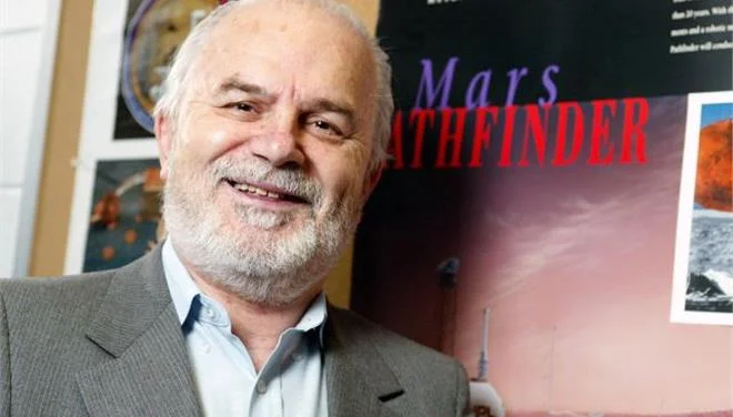 Θανάσης Οικονόμου: Όταν κοιτάμε το φεγγάρι και όχι τα πόδια μας