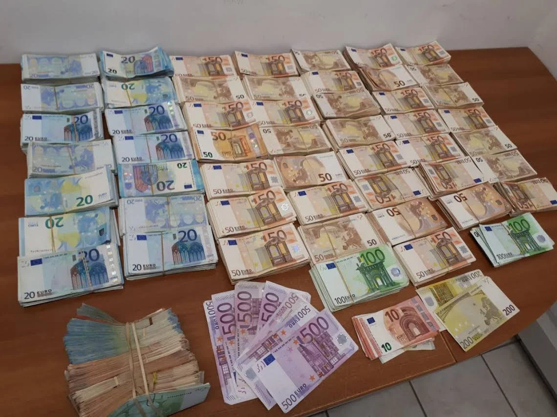 Πατέρας και γιος στην Αλεξάνδρεια συνελήφθησαν με 253.000 ευρώ από παράνομη οπλοκατοχή!
