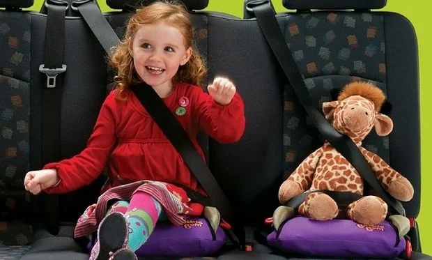 Το εγγόνι στη θέση του συνοδηγού, τα σκουπίδια στον δρόμο!