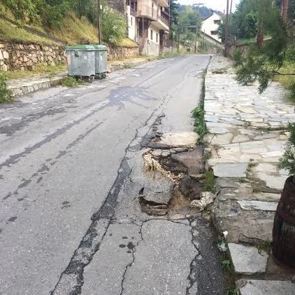 Σκίζονται δρόμοι από τις βροχές στο Σέλι