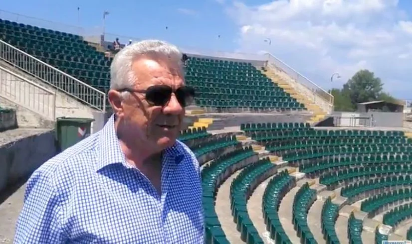 Με πλαστικά καθίσματα η συναυλία Κότσιρα στην Αλεξάνδρεια!