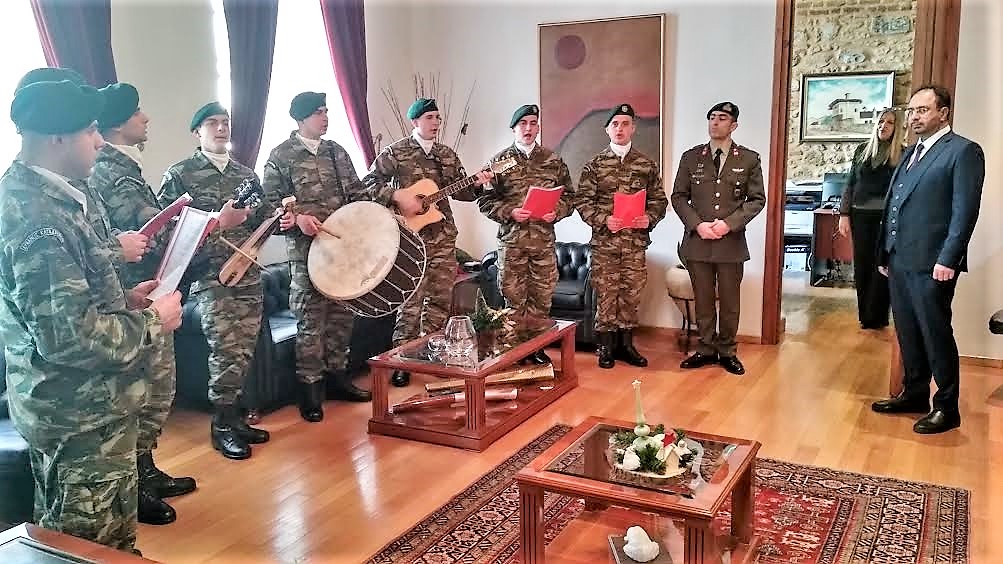 ‘Στρατιωτικά’ κάλαντα στον δήμαρχο