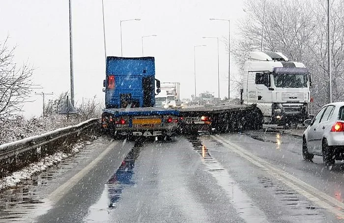 Σύγκρουση φορτηγών στο Νησέλι