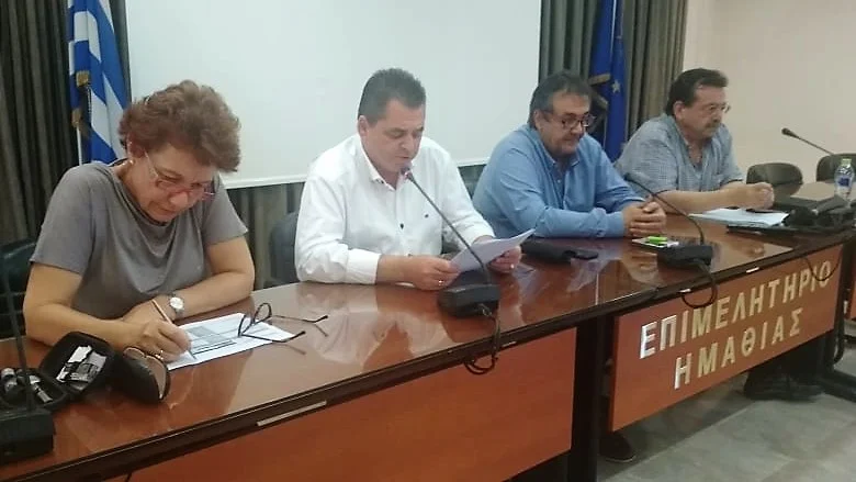 Η ΕΙΣΗΓΗΣΗ ΤΟΥ ΑΝΤΙΠΕΡΙΦΕΡΕΙΑΡΧΗ ΗΜΑΘΙΑΣ ΚΩΣΤΑ ΚΑΛΑΙΤΖΙΔΗ ΣΤΗ ΣΥΣΚΕΨΗ Να ευχαριστήσω κατ αρχήν το Επιμελητήριο Ημαθίας για τη φιλοξενία και όλους εσάς για την παρουσία σας. Ο λόγος που συγκάλεσα τη σημερινή σύσκεψη είναι αφενός για να καταγράψουμε όλες τις απόψεις σχετικά με τα προβλήματα που παρουσιάζει το ξεκίνημα της χρονιάς για τα επιτραπέζια ροδάκινα, αφετέρου να τα αξιολογήσουμε και να δώσουμε προτεραιότητες ώστε να βρούμε και να δώσουμε τις κατάλληλες λύσεις που χρειάζονται άμεσα και αποτελεσματικά. Δίνω μεγάλη σημασία στην ομαδικότητα, στη συνεργασία, στη συλλογική αντιμετώπιση των προβλημάτων και έτσι πρέπει να δούμε το θέμα και ότι κάνουμε, πρέπει να το κάνουμε για την ουσία και το αποτέλεσμα και όχι για τις εντυπώσεις. Έχουμε ήδη σοβαρό πρόβλημα με τους μικρούς καρπούς λόγω των καιρικών συνθηκών που είναι μεν κατάλληλοι για κατανάλωση ή χυμοποίηση είναι όμως ακατάλληλοι για σοβαρή εμπορία. Έχουμε και άλλα προβλήματα στη διακίνηση και εμπορία του προϊόντος που θέλω να τα εξηγήσετε, να καταγραφούν και να συζητήσουμε για τον τρόπο που θα τα επιλύσουμε. Για το πρόβλημα με τα επιτραπέζια ροδάκινα, έκανα χθες παρέμβαση, ως αντιπεριφερερειάρχης στο Περιφερειακό Συμβούλιο Κεντρικής Μακεδονίας και ενημέρωσα προσωπικά τον Απόστολο Τζιτζικώστα ο οποίος μου ζήτησε να σας μεταφέρω τη συμπαράστασή του σε ότι αποφασίσουμε και θα ήταν κι αυτός μαζί μας σήμερα όμως το έκτακτο της σύσκεψης δεν επέτρεψε τροποποίηση στο πρόγραμμά του. Το ίδιο θετικά απέναντι σε ότι αποφασίσουμε είναι και το περιφερειακό συμβούλιο Κεντρικής Μακεδονίας. Σε ό,τι αφορά τη μικροκαρπία στα επιτραπέζια, η άποψή μου είναι ότι πρέπει να δρομολογηθεί άμεσα, η απόσυρση των ποσοτήτων που δεν μπορούν να είναι ανταγωνίσιμα ώστε να διασφαλίσουμε μια ομαλή ροή στην αγορά σε σχέση με την διασφάλιση του εισοδήματος των αγροτών καλλιεργητών και βέβαια σε σχέση με την ομαλή διάθεση των προϊόντων, τις τιμές και γενικά σε σχέση με τον συνολικό κύκλο της εμπορίας του προϊόντος. Η διασφάλιση του εισοδήματος των ροδακινοπαραγωγών και η ομαλή διάθεση των προϊόντων στην αγορά, σε συνθήκες υγιούς ανταγωνισμού -διότι έχουμε και πλεονέκτημα ποιότητας τοπικά- είναι τα δύο ζητούμενα. Μιλώ με όρους αγοράς διότι έχω άποψη, έτσι αντιμετωπίζω το θέμα και έτσι πρέπει να το δούμε κατά την άποψή μου. Η αγορά είναι που δίνει το αποτέλεσμα και στην αγορά πρέπει να στρέψουμε το ενδιαφέρον μας, κάνοντας όμως και τις απαραίτητες παρεμβάσεις για να το διασφαλίσουμε καθώς το περιβάλλον που αντιμετωπίζουμε συνολικά δεν είναι και το ιδανικότερο για να λειτουργήσουμε μόνο με όρους ανταγωνισμού χωρίς βοηθητικές παρεμβάσεις του κράτους. Η πρότασή μου λοιπόν είναι να αποσυρθούν όσες ποσότητες κρίνεται απαραίτητο και να διατεθούν για χυμό ή να διανεμηθούν δωρεάν σε κοινωνικές ομάδες που έχουν ανάγκη ή σε φιλανθρωπικά σωματεία. Η διαδικασία να γίνει μέσω των Ομάδων Παραγωγών και η χρηματοδότηση των αποζημιώσεων να γίνει μέσω μιας εθνικής παρέμβασης (de minimis) σε τιμές που θα ανταποκρίνονται τουλάχιστον σε μια στοιχειώδη ικανοποιητική κάλυψη των ροδακινοπαραγωγών. Για άλλα προβλήματα σχετικά με την εμπορία και τη διακίνηση των επιτραπέζιων ροδάκινων, έχω άποψη προσωπικά θέλω όμως πρώτα να σας ακούσω όλους ώστε να καταγράψουμε σωστά τα προβλήματα που υπάρχουν ή εντοπίζονται και να εντοπίσουμε τρόπους με τους οποίους μπορούν να επιλυθούν ή να μειωθούν άμεσα. Και στις δύο παράμετρους του προβλήματος, σκοπός μου είναι να λειτουργήσουμε συλλογικά, χωρίς αποκλεισμούς, να δούμε το θέμα σοβαρά και στην πραγματική του διάσταση και κυρίως να δράσουμε άμεσα, χωρίς να μακρυγορούμε, χωρίς ανούσιες θεωρίες. Να μη μείνουμε στα λόγια αλλά να βρούμε και να πετύχουμε τις λύσεις που χρειάζονται και για τους αγρότες και για την αγορά του προϊόντος.