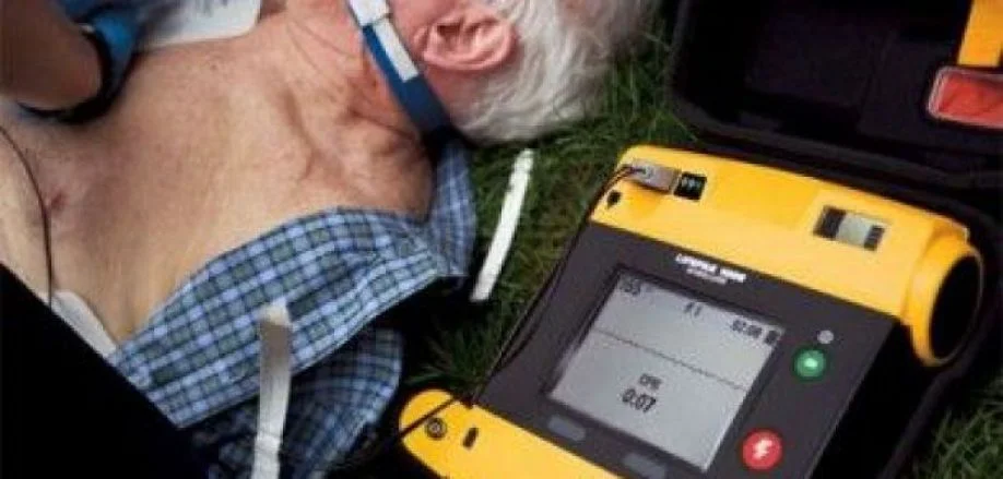 Με αφορμή το τραγικό περιστατικό στο δικαστικό μέγαρο Βέροιας. Αναγκαίος ο απινιδωτής στα δημόσια κτήρια