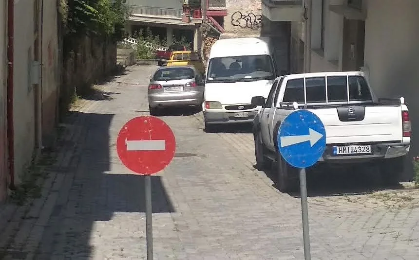 Επικίνδυνος για τους ηλικιωμένους πεζούς η πλακόστρωτη οδός Καρατάσιου