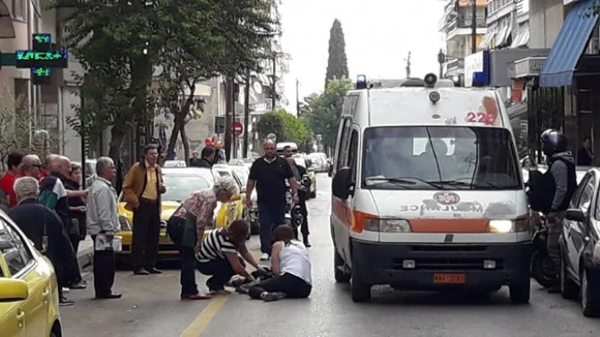 Μηχανάκι παρέσυρε γυναίκα στην Καρακωστή