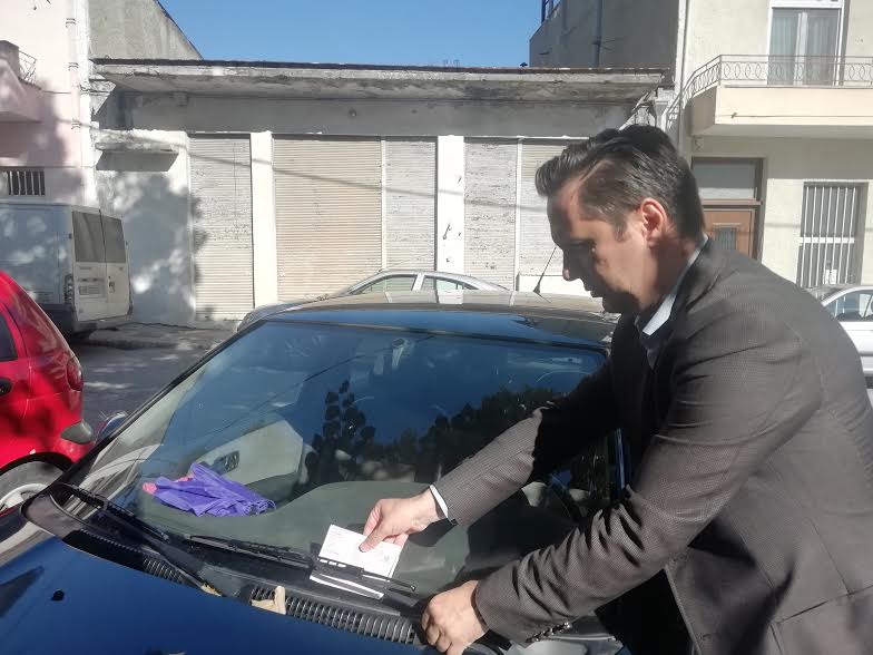 Ένας δήμαρχος που… βάζει και κλήσεις!