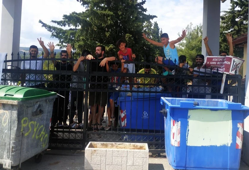 Εκ νέου κατάληψη στο καμπ Αγίας Βαρβάρας. Οι 'παλιοί' θέλουν τα νέα καταλύματα