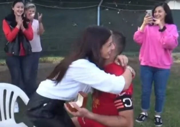 Πρόταση γάμου στο γήπεδο, από τον αρχηγό της μιας ομάδας στην κόρη του προέδρου της άλλης! Video