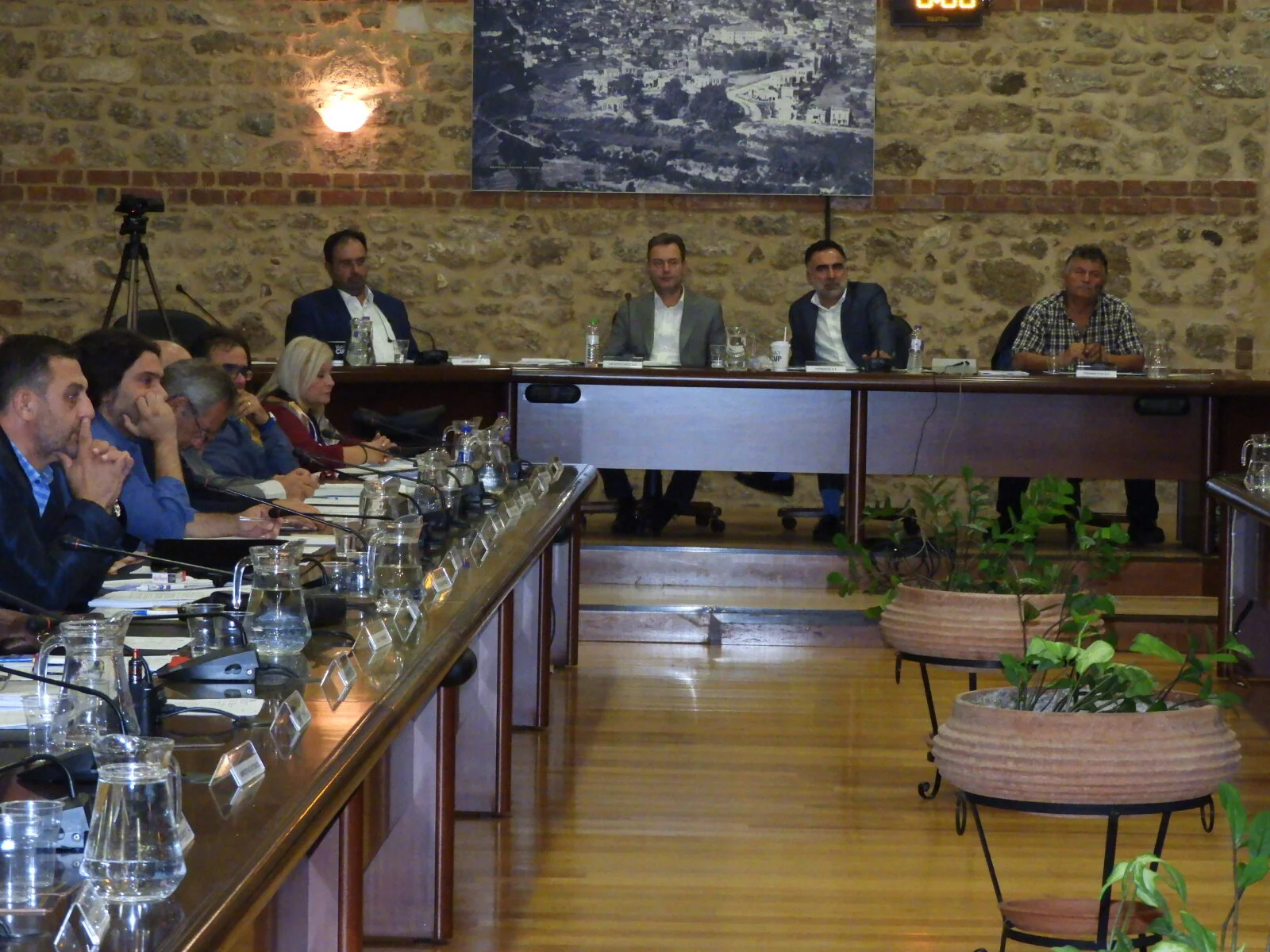 Παραλειπόμενα-'φωτιά' από το δημοτικό συμβούλιο Βέροιας! Ρίζος-γυρίζος, καράβια που εξοκέλλουν και κεραίες-καμινάδες! 