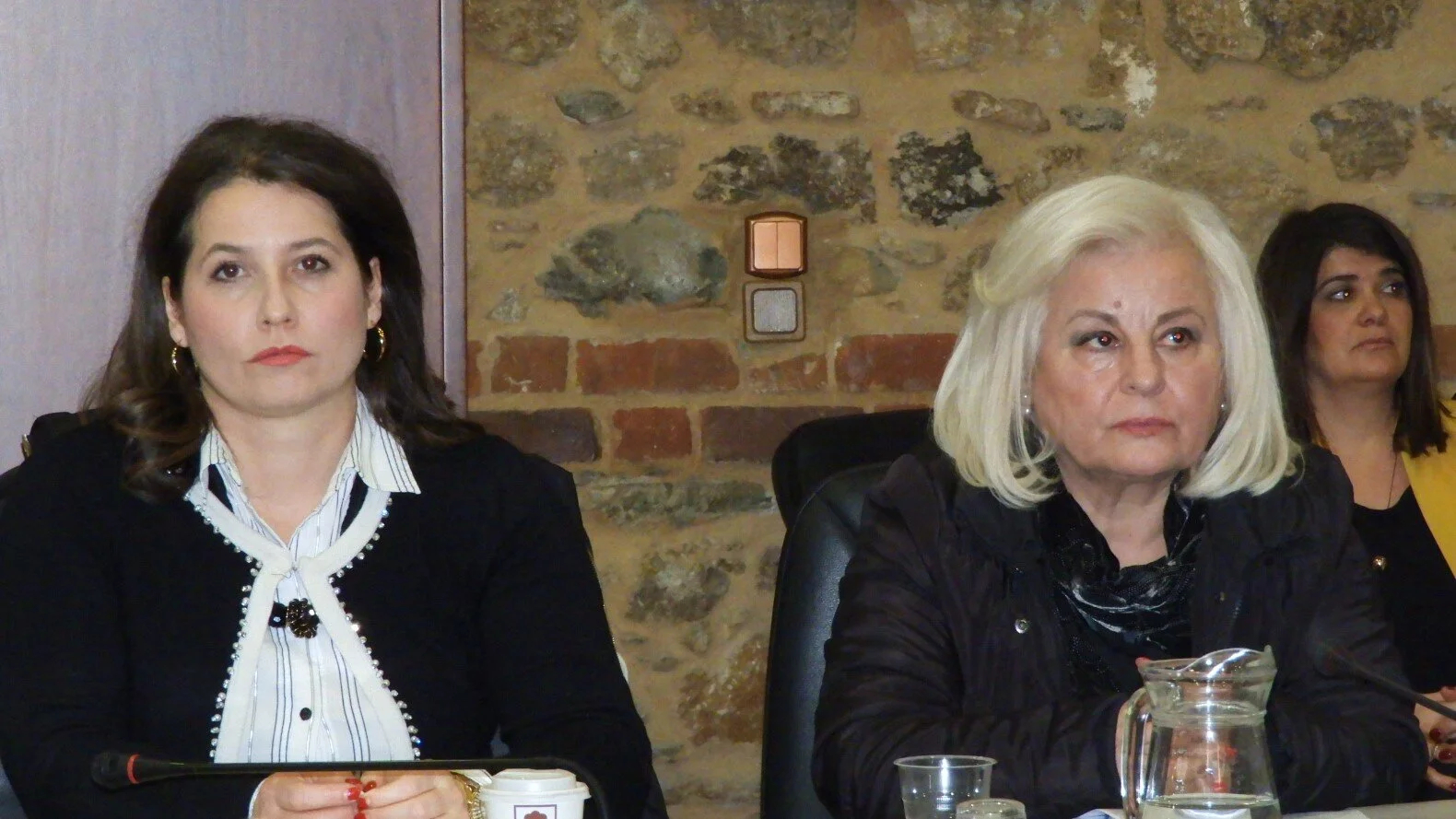 Με θέσεις, επιθέσεις και αντεπιθέσεις Γιούλα και Συρμούλα