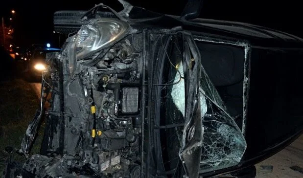 Αυτοκίνητο ‘καρφώθηκε’ σε τρακτέρ έξω από τον Άραχο