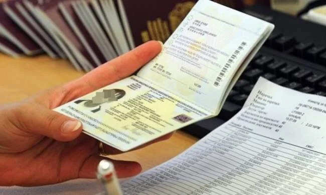 Μόνο τηλεφωνικά ή ηλεκτρονικά για 30 μέρες οι άδειες διαμονής