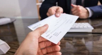 Παράταση 2,5 μηνών για τις μεταχρονολογημένες επιταγές λόγω κορωναϊού