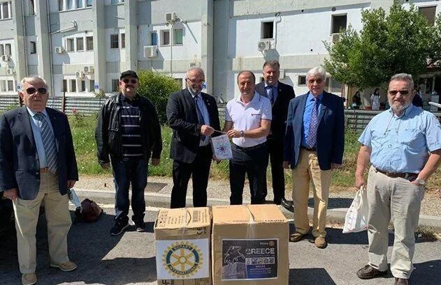 Ειδικές χειρουργικές ποδιές μιας χρήσης από τους ροταριανούς στο νοσοκομείο Βέροιας