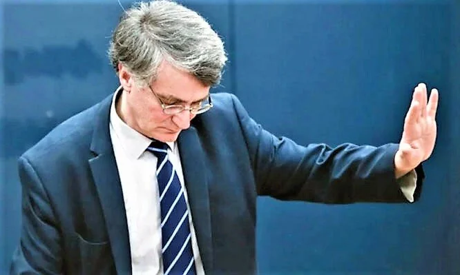 Τι απαντά η κυβέρνηση στις φήμες περί επιπλοκών από το εμβόλιο στην υγεία του καθηγητή Τσιόδρα