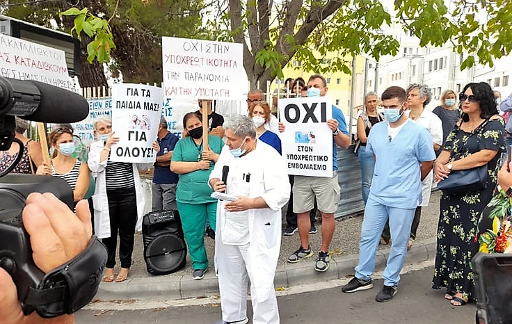 Αμφισβητούν την ασφάλεια και την αποτελεσματικότητα του εμβολιασμού οι σε αναστολή υγειονομικοί