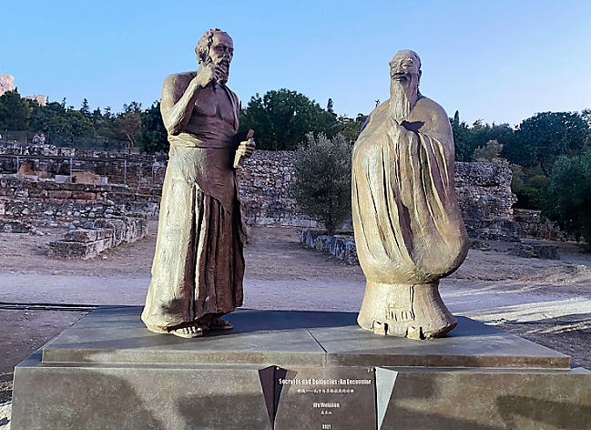 Ο Σωκράτης... ξεναγεί τον Κομφούκιο στην Αθήνα. Τι κάνουν στη Νάουσα Αλέξανδρος και Αριστοτέλης;