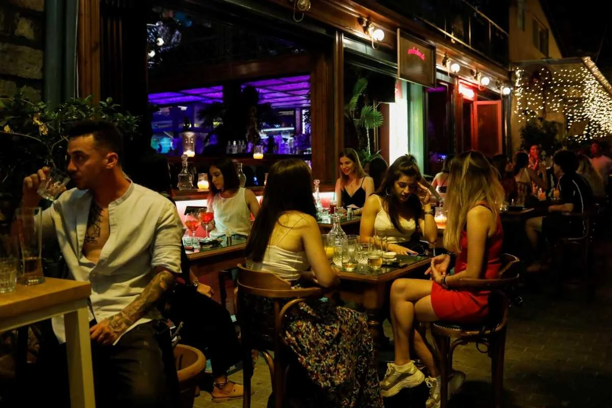 Άρση των μίνι lockdown! Νέα μέτρα ελευθερίας για εμβολιασμένους